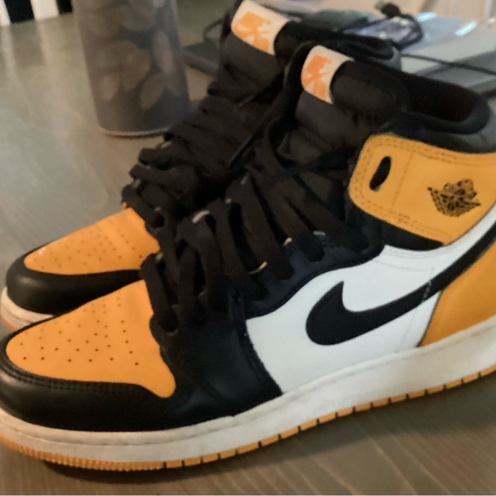 Nike Black and Yellow Sneakers Iconic Style - Picture 4 of 5